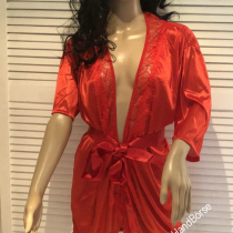 Offenes Satin Nachthemd / Kimono mit Spitze und Gürtel. - Größe : M